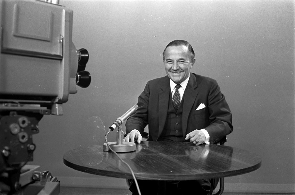 Prinses Margriet heeft zoon. Premier de Jong in de TV-studio in Den Haag, Bestanddeelnr 921-2597
