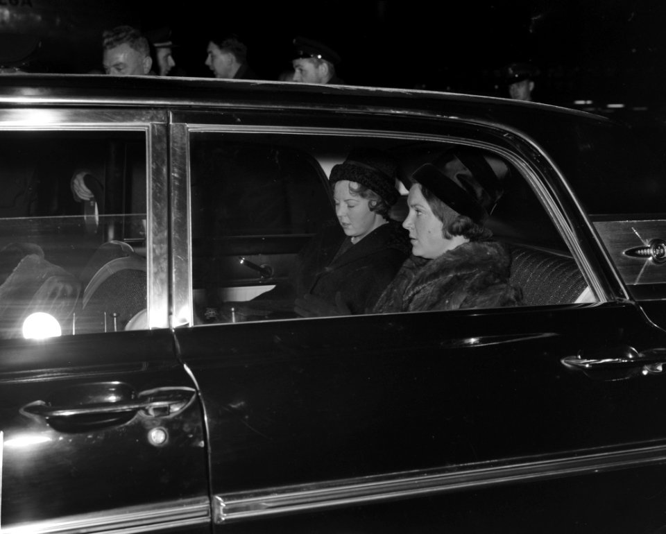 Prinsessen Beatrix en Irene terug uit Griekenland op Schiphol De prinsessen in , Bestanddeelnr 913-2969