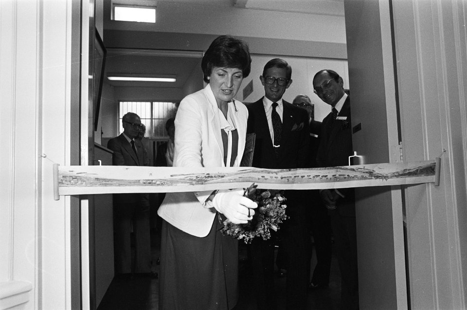 Prinses Margriet knipt bij de opening een lint door, Pieter van Vollenhove en dr, Bestanddeelnr 931-7028