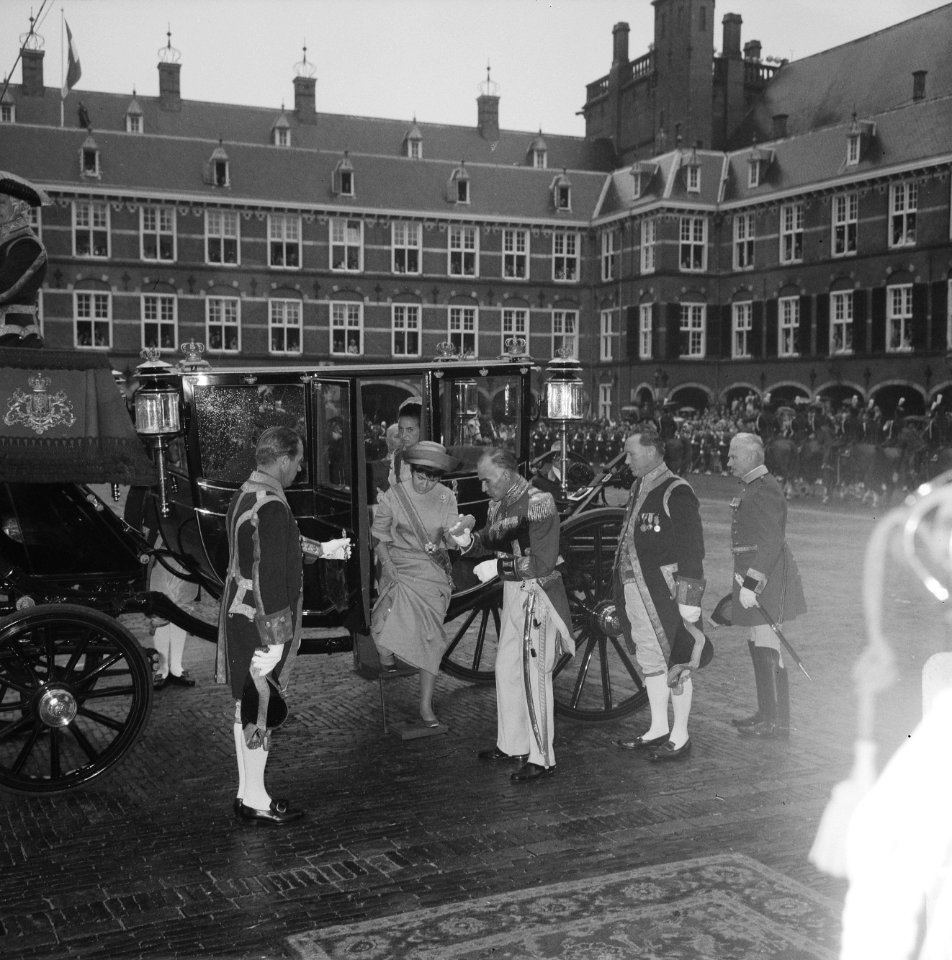 Prinsjesdag 1967. Aankomst Ridderzaal. Prinses Christina stapt uit koets, Bestanddeelnr 920-7189