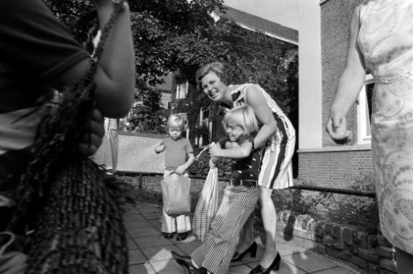 Prinsjes Constantijn, Johan Friso en Willem Alexander weeer naar school in Baarn, Bestanddeelnr 927-3945