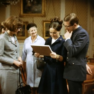 Prinses margriet en pieter van vollenhove ontvangen geschenken voor hun aanstaan, Bestanddeelnr 254-7757