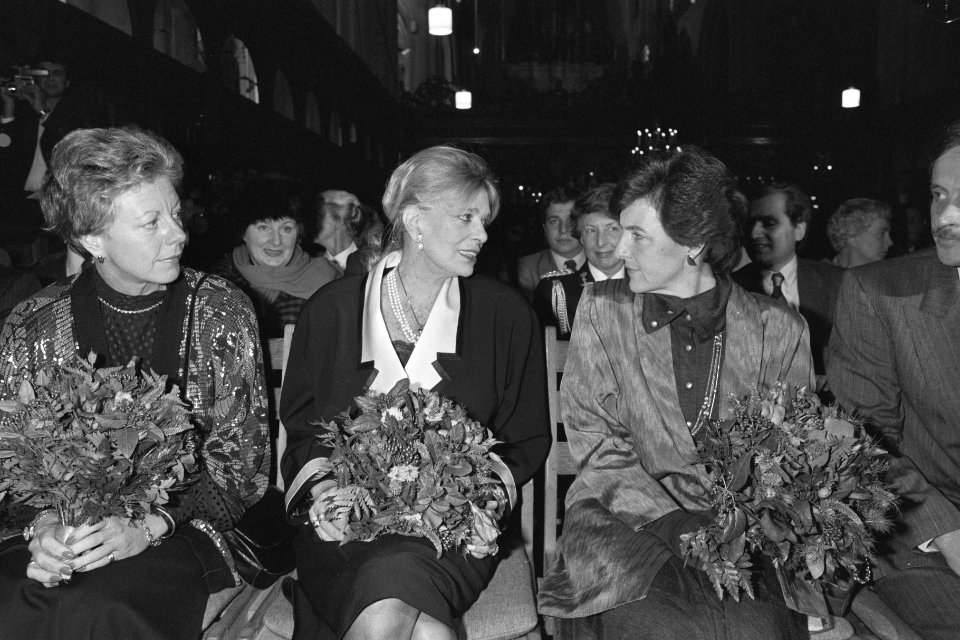 Prinses Margriet opent Griekenland en de zee met minister Melina Mercouri, Bestanddeelnr 934-1159