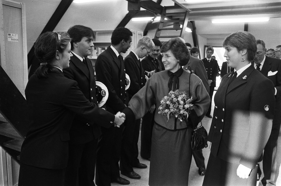 Prinses Margriet heropent internaat Kweekschool van de Scheepvaart met studente, Bestanddeelnr 933-4625