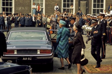Prinsjesdag 1974, niet in Gouden Koets i.v.m. gijzeling koningin Juliana stapt i, Bestanddeelnr 254-9597