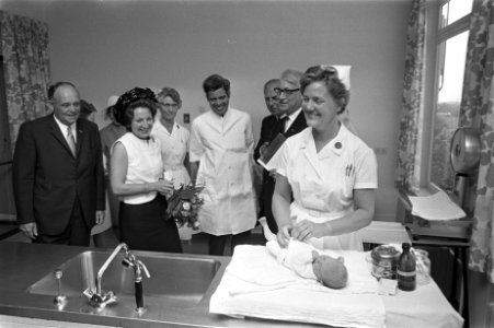 Prinses Margriet opent Juliana Ziekenhuis te Ede, Prinses Margriet op baby-afdel, Bestanddeelnr 924-9133