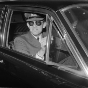 Prinses Margriet heeft zoon. Pieter van Vollenhoven zwaait naar de mensen bij de, Bestanddeelnr 921-2615