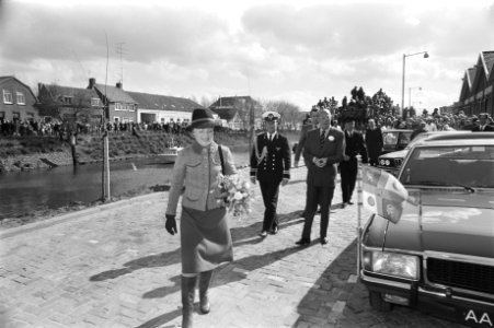 Prinses Margriet en prins Bernhard maken zich op voor de inspectie van de erewac, Bestanddeelnr 929-1058