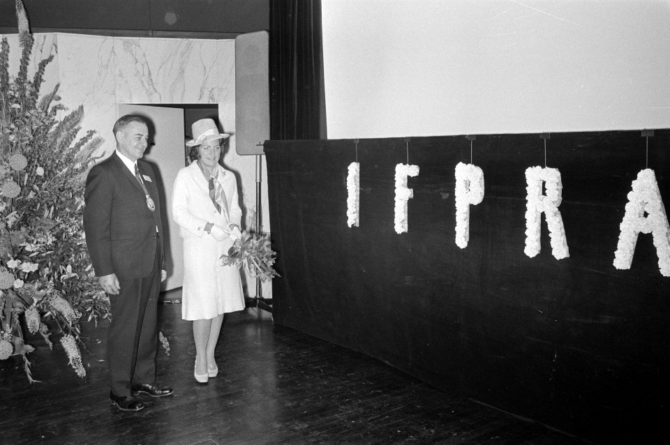 Prinses Margriet en W. Liechti, voorzitter van de IFPRA bij de letters van IFPRA, Bestanddeelnr 924-6733