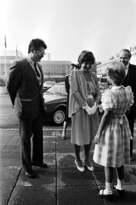 Prinses-Margriet krijgt bloemen, burgemeester Van Thijn (l) kijkt toe, Bestanddeelnr 932-6714