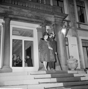 Prinses Margriet en Pieter van Vollenhoven op bordes, Bestanddeelnr 917-5238