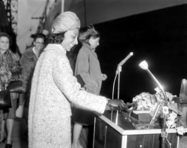 Prinses Ruth Desta, de kleindochter van de keizer van Ehtiopië, verricht op de w, Bestanddeelnr 918-9876