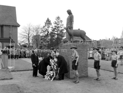 Prinses Wilhelmina onthult het beeld 'Tante Riek' te Winterswijk, Bestanddeelnr 907-1160