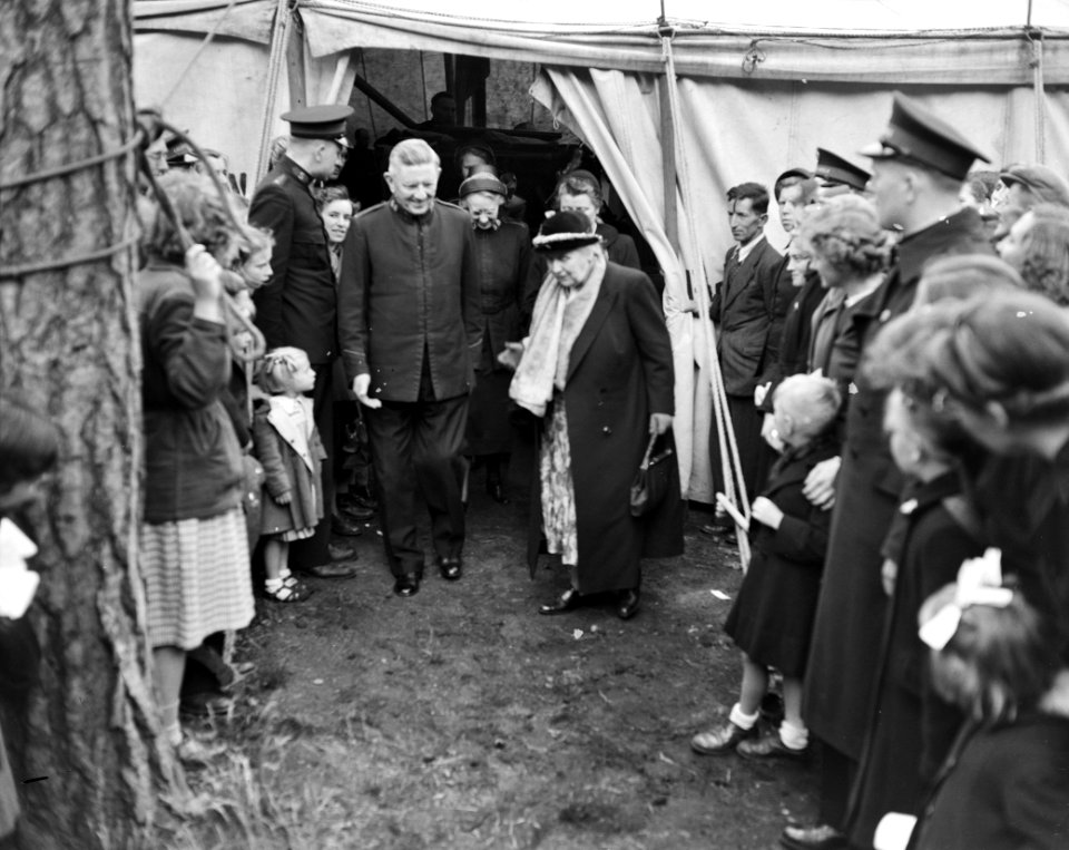 Prinses Wilhelmina bezoekt velddag Heilsleger in de bossen van het kroondomein t, Bestanddeelnr 904-6164