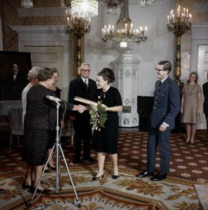 Prinses margriet en pieter van vollenhove ontvangen geschenken voor hun aanstaan, Bestanddeelnr 254-7683