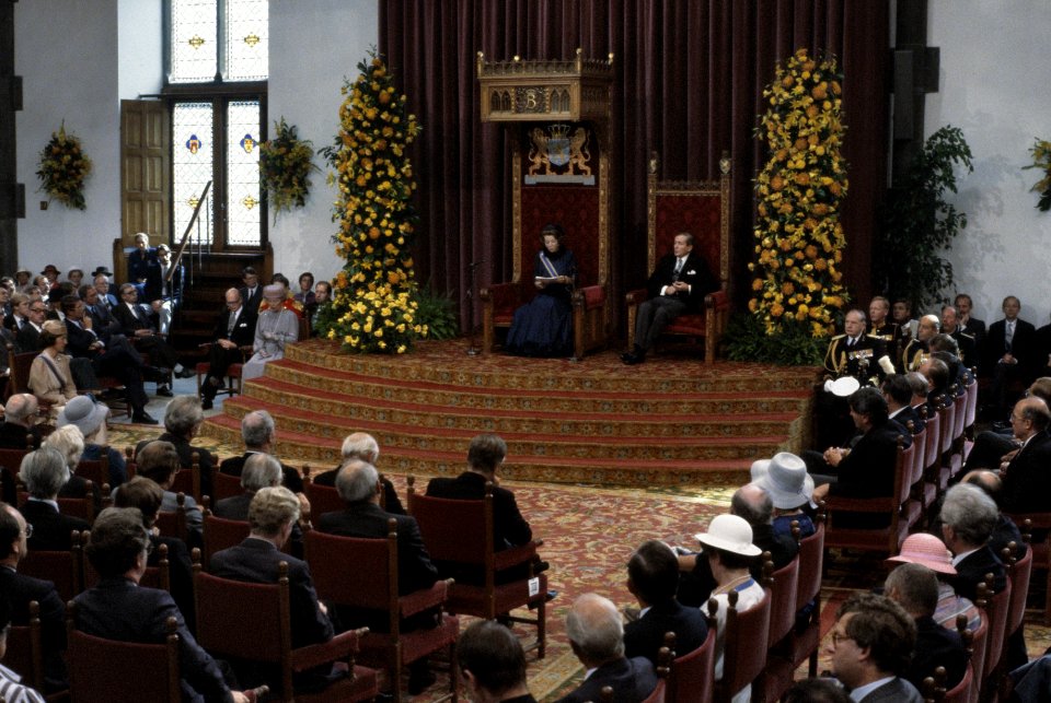 Prinsjesdag 1984 Koningin Beatrix en Prins Claus tijdens de Troonrede in de Rid, Bestanddeelnr 253-8882