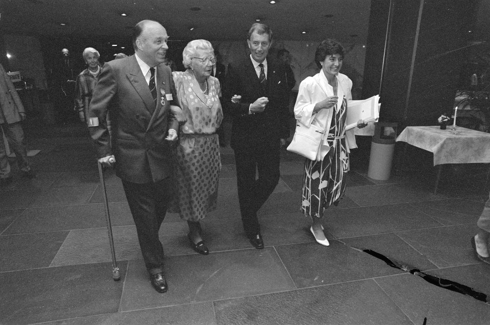 Prinsessen Juliana en Margriet bij Algemene Vergadering Nederlandse Rode Kruis , Bestanddeelnr 933-6943