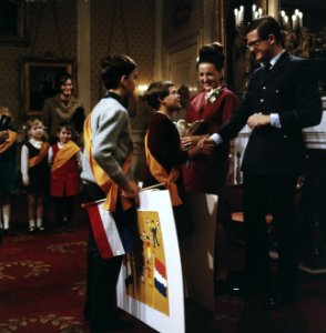 Prinses margriet en Pieter van Vollenhove ontvangen geschenken i.v.m. hun aansta, Bestanddeelnr 254-7766