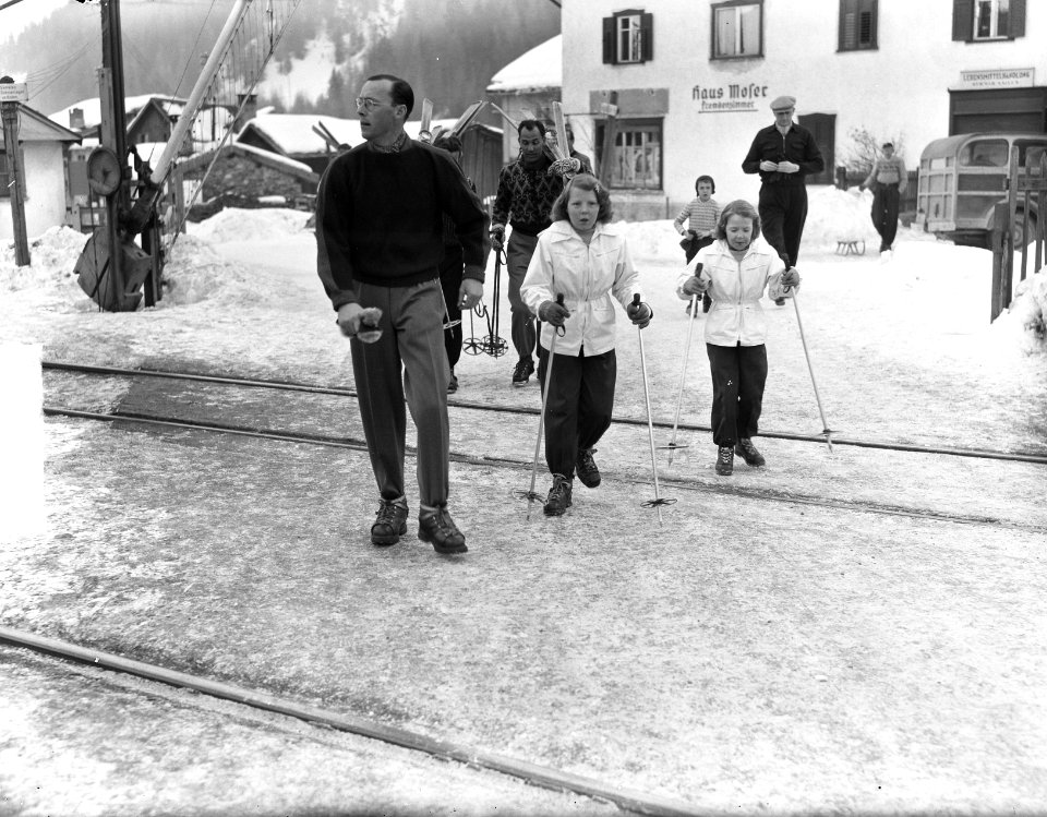 Prinsesjes en Prins Bernhard in Tirol, Bestanddeelnr 903-2299
