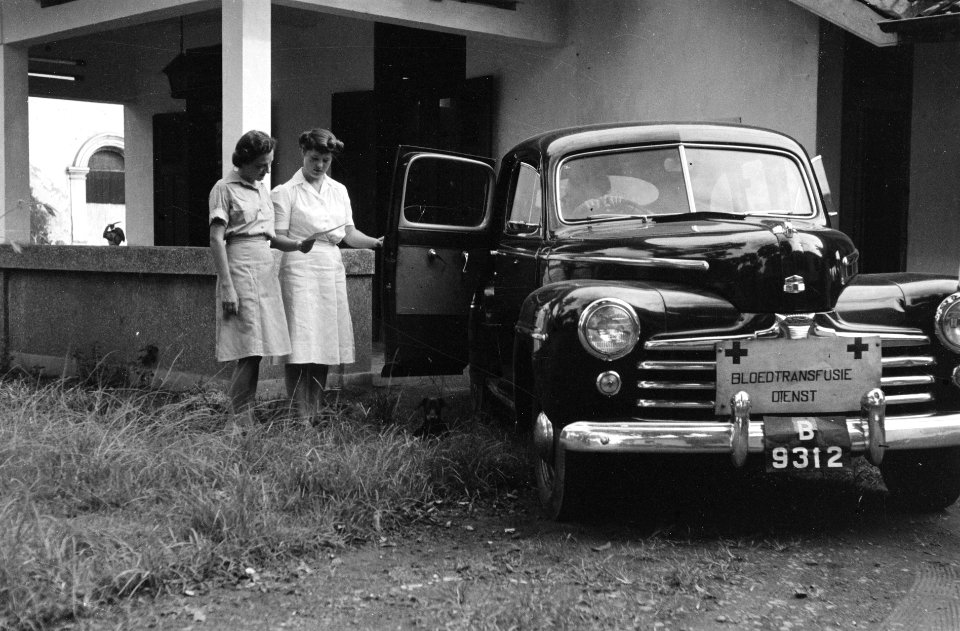 Prinses Margriet Hospitaal te Batavia Twee vrouwen bij een auto van de Bloedtra, Bestanddeelnr 3281