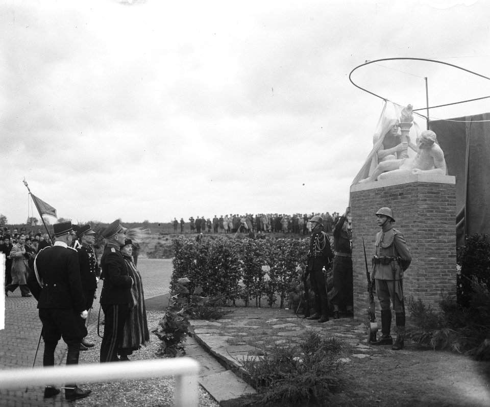 Prinses Wilhelmina onthult het Marechaussee monument bij de koning Willem III-ka, Bestanddeelnr 903-6724