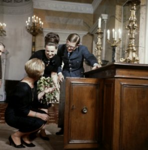 Prinses margriet en pieter van vollenhove ontvangen geschenken voor hun aanstaan, Bestanddeelnr 254-7686