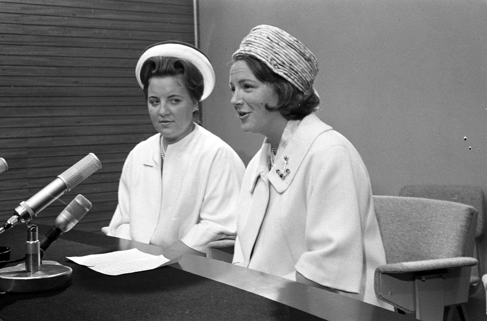 Prinsessen Irene en Margriet terug uit de West, tijdens persconferentie, Bestanddeelnr 914-1704