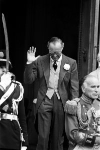 Prinsjesdag 1976, Prins Bernhard verlaat (onder andere met gebogen hoofd) Paleis, Bestanddeelnr 928-7923