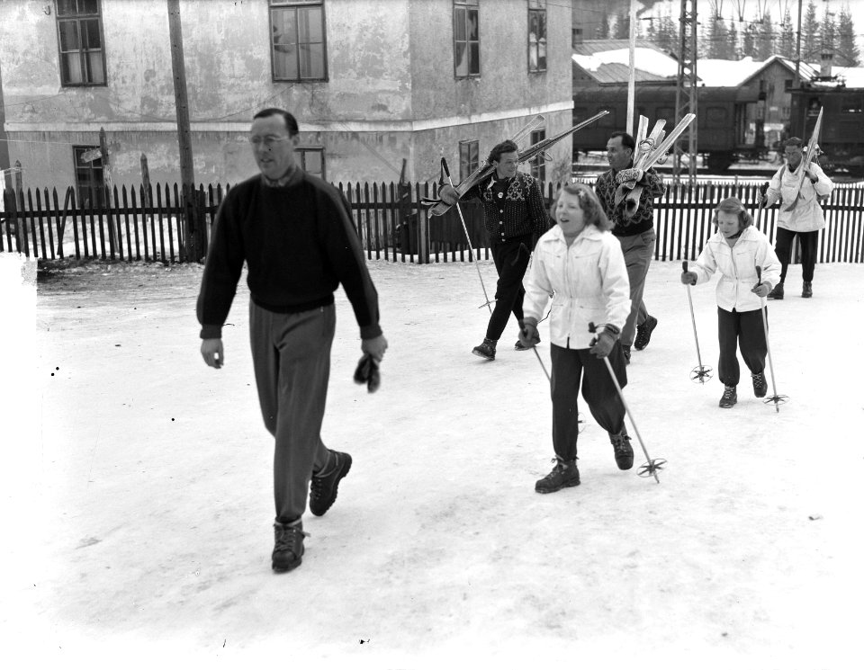Prinsesjes en Prins Bernhard in Tirol, Bestanddeelnr 903-2296