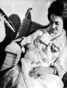 Prinses Sophie met de jonggeborene, Bestanddeelnr 917-8750