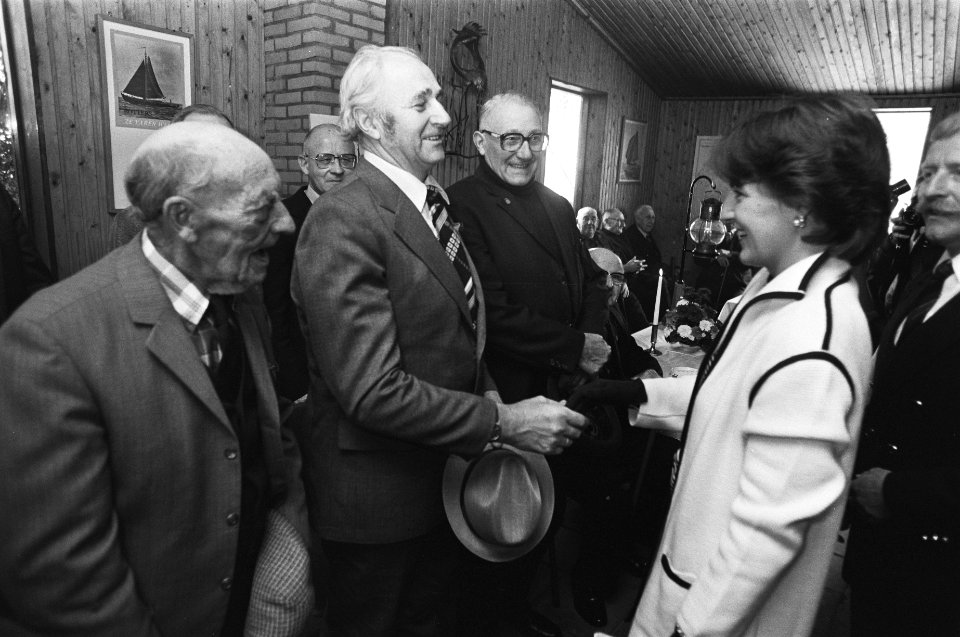 Prinses Margriet in gesprek met oudste vissers van Elburg, Bestanddeelnr 931-0273