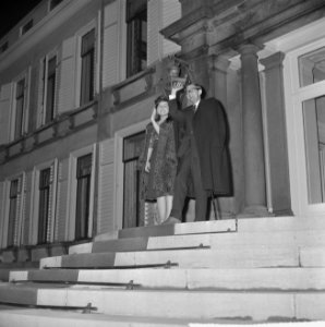 Prinses Margriet en Pieter van Vollenhoven op bordes, Bestanddeelnr 917-5240