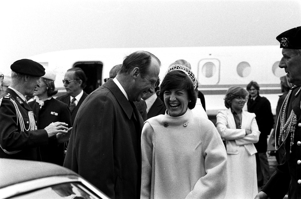 Prinses Margriet haalt prinses Sonja en prins Harald van Noorwegen van Schiphol , Bestanddeelnr 930-7970