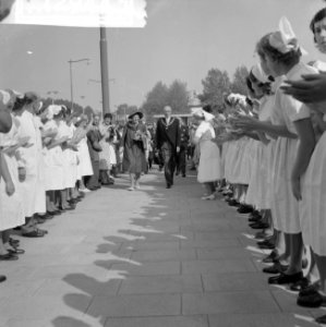 Prinses met verpleegsters en burgemeester, Bestanddeelnr 912-9443