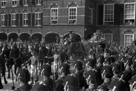 Prinsjesdag koningin Juliana en Prins Bernhard arriveren op Binnenhof Den Haag,, Bestanddeelnr 924-9546