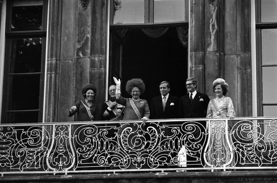 Prinsjesdag 1975 opening Staten-Generaal Koninklijke familie op balkon Paleis , Bestanddeelnr 928-1560