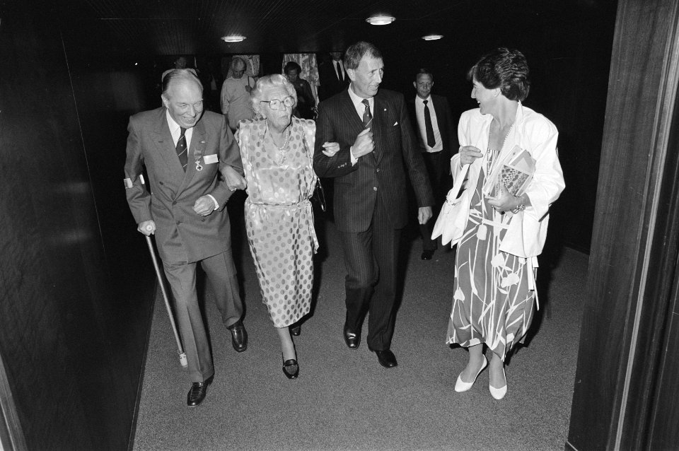 Prinsessen Juliana en Margriet bij Algemene Vergadering Nederlandse Rode Kruis , Bestanddeelnr 933-6941
