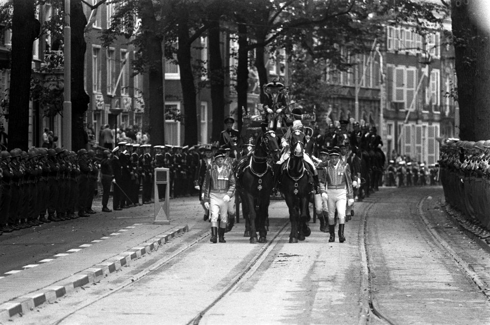 Prinsjesdag 1975 opening Staten-Generaal Gouden Koets onderweg, Bestanddeelnr 928-1552