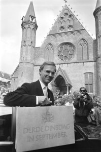Prinsjesdag minister Ruding met miljardenkoffertje op Binnenhof, Bestanddeelnr 933-0828