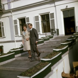 Prinses Margriet en Pieter van Vollenhoven met zijn voet in het gips, Bestanddeelnr 254-7147