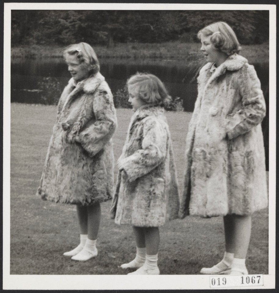 Prinsessen Beatrix, Margriet en Irene in paleistuin Soestdijk, Bestanddeelnr 019-1067