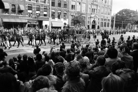Prinsjesdag 1976, Gouden Koets rijdt langs menigte, Bestanddeelnr 928-7928