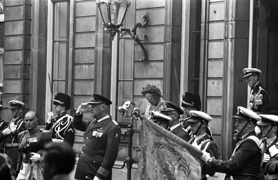 Prinsjesdag Koninklijke familie op weg naar Paleis Lange Voorhout , Den Haag, Bestanddeelnr 922-7985