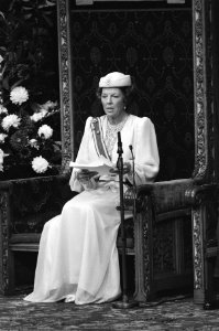 Prinsjesdag 1985, Koningin Beatrix tijdens het lezen van de troonrede, Bestanddeelnr 933-4268