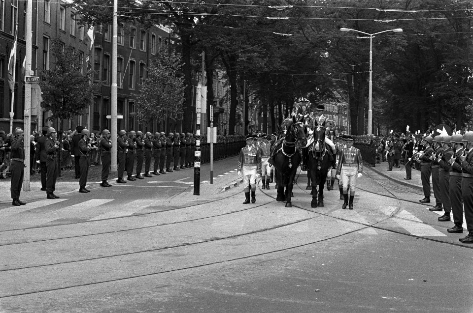 Prinsjesdag 1975 opening Staten-Generaal Gouden Koets onderweg, Bestanddeelnr 928-1551