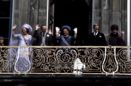 Prinsjesdag 1976 Koninklijke Familie op balkon Paleis Lange Voorhout in Den Haa, Bestanddeelnr 254-9901