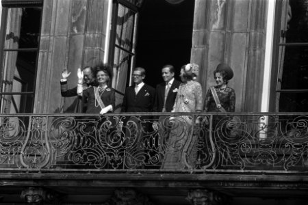 Prinsjesdag Koninklijke familie op balkon van Paleis Lange Voorhout , Den Haag , Bestanddeelnr 924-9566