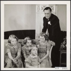 Prinsessen Beatrix, Margriet, Marijke (Christina), Irene met prins Bernhard, Bestanddeelnr 019-1068