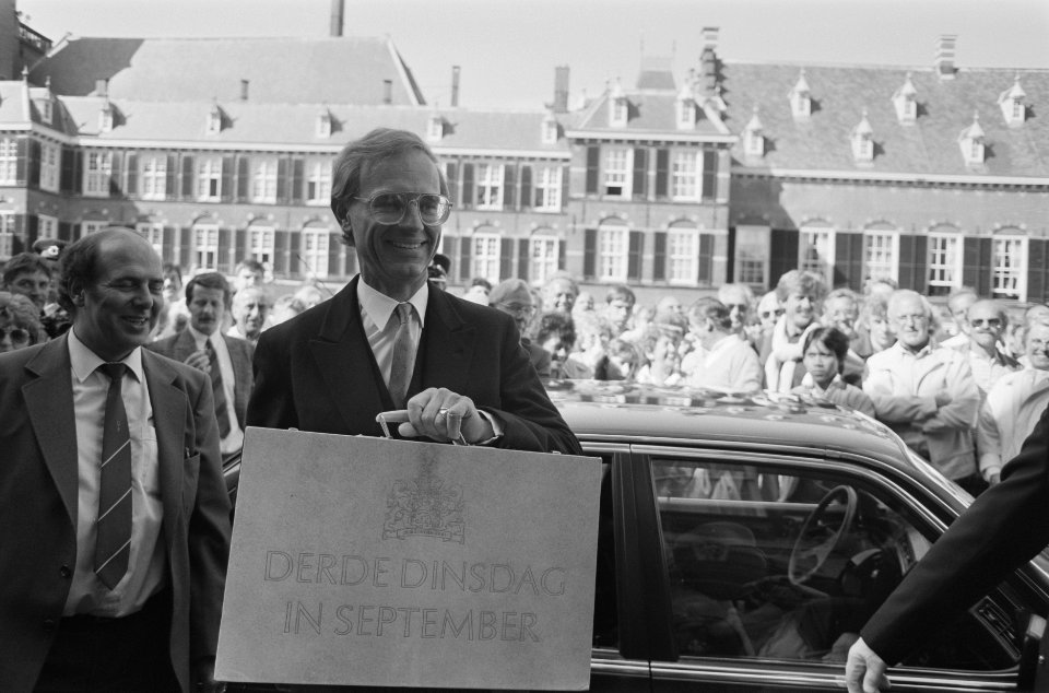 Prinsjesdag 1987, aanbieding miljoenennota minister Ruding met het koffertje , Bestanddeelnr 934-0765