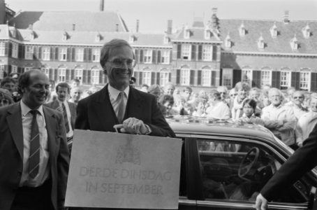Prinsjesdag 1987, aanbieding miljoenennota minister Ruding met het koffertje , Bestanddeelnr 934-0765